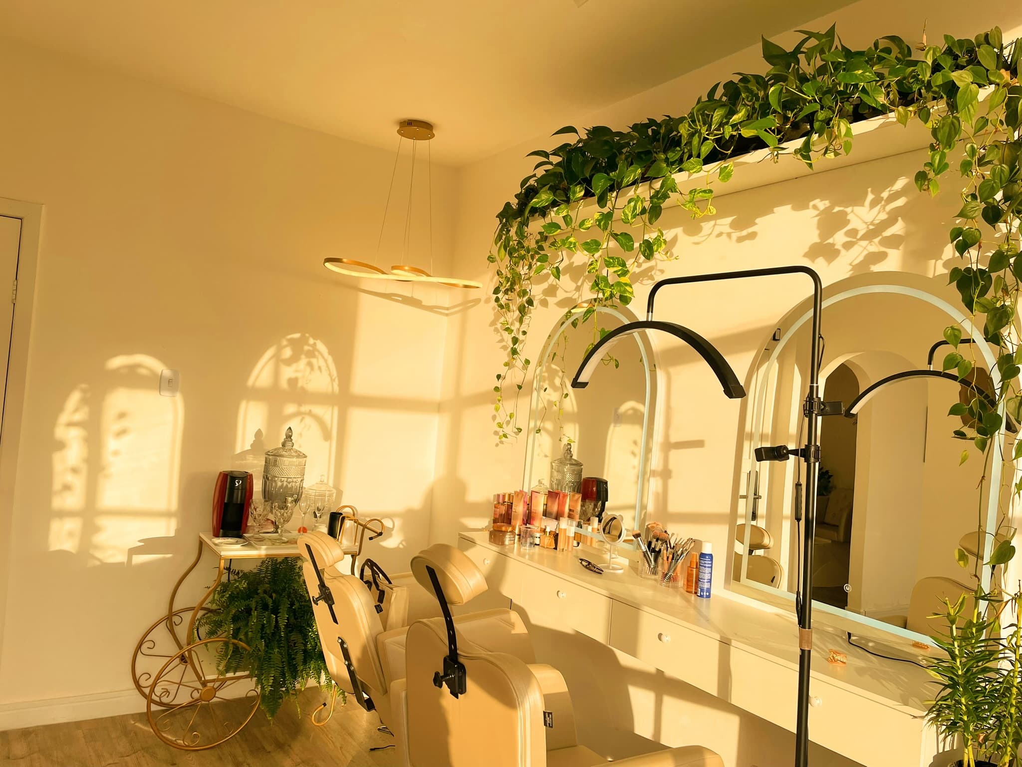 Fachada e ambiente interno do Estudio Yve, studio de beleza em Curitiba
